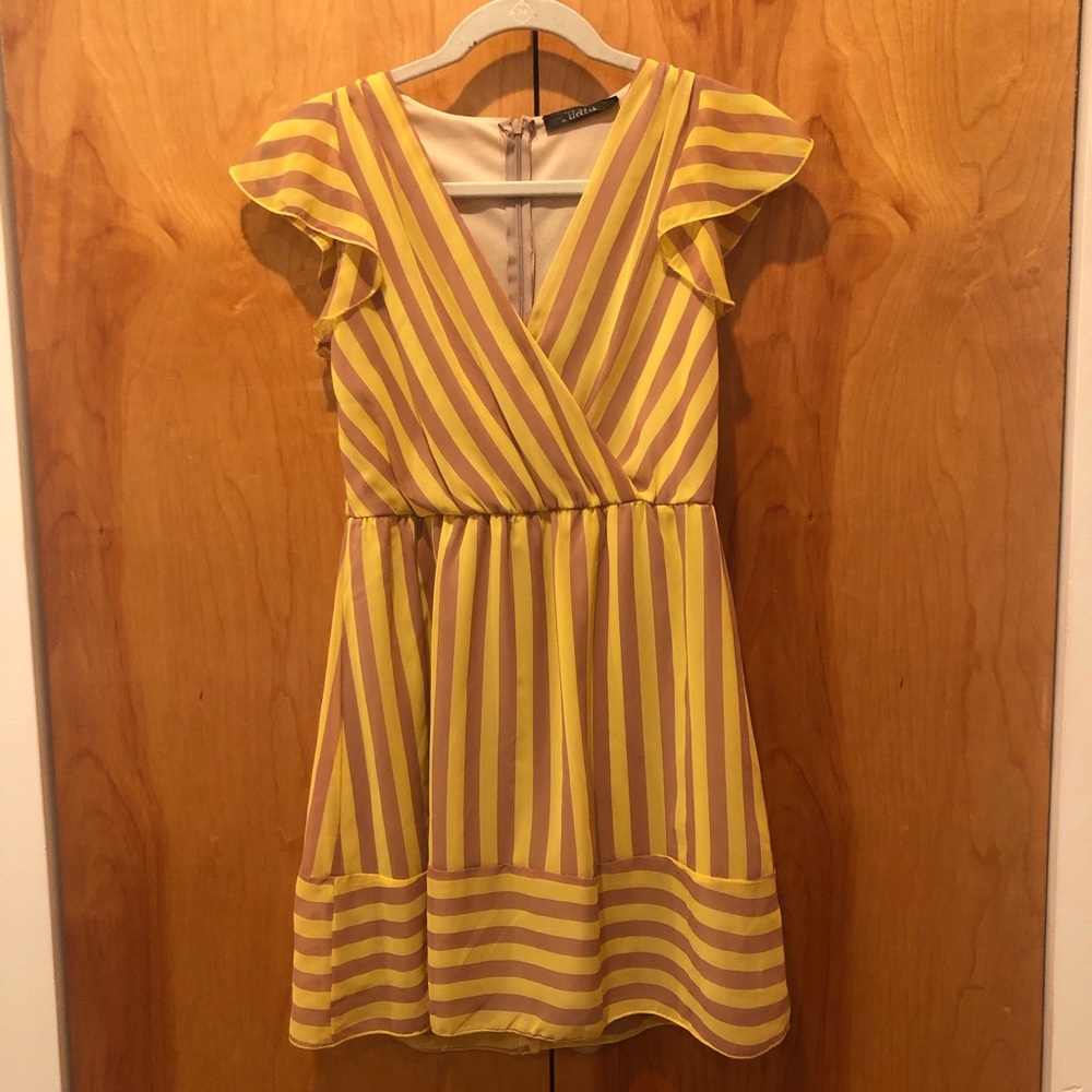 Spring dress with ruffled sleeves (S)